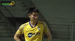 VIDEO: Cầu thủ trẻ SLNA khóc nức nở trong ngày đội bóng trụ hạng thành công 