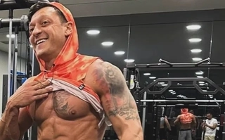Mesut Ozil: Từ nghiện sĩ mê chuyền tới gym chúa vạn người mê
