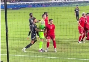 Thủ môn Bournemouth nổi điên với Ben White