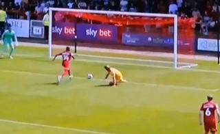 Xem lại pha mắc lỗi khó tin của cầu thủ Crystal Palace