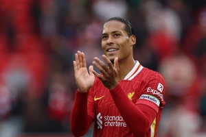 VIDEO: Van Dijk vẫn khó chịu dù chỉ để thua 2 trong 100 trận ở Anfield