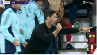 VIDEO: Mikel Arteta: Lần sau chúng tôi sẽ không chạm vào bóng nữa để khỏi bị thẻ đỏ!