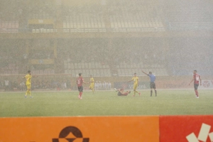 VIDEO: Mưa trắng trời, trận Công an Hà Nội vs Thanh Hoá tạm hoãn