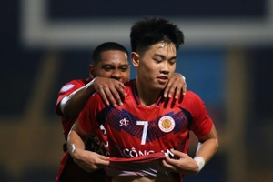 VIDEO: Tiền đạo Đình Bắc ghi bàn thắng đầu tiên cho CLB CAHN