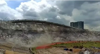 Cảnh tượng chảo lửa Shah Alam sụp đổ chỉ trong tích tắc