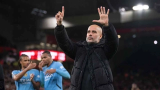 VIDEO: Pep Guardiola học Mourinho, giở chiêu đếm cúp với fan Liverpool
