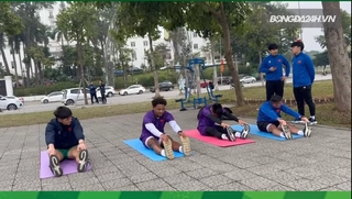 VIDEO: 3 tuyển thủ Việt Nam tập luyện tại công viên trước trận gặp Indonesia
