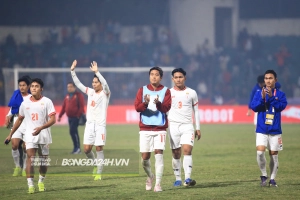 ĐT Myanmar lên đường về nước, được NHM tặng quà