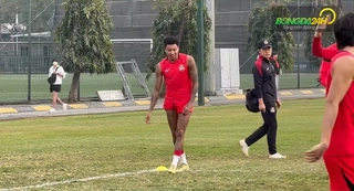 VIDEO: Jesse Lingard bị các đồng đội check var ngay trên sân tập tại Hà Nội