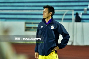 Văn Quyết bực bội với đồng đội sau trận thua trước Nam Định