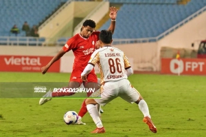 Dụng Quang Nho nhận quà sau trận thua Thể Công Viettel