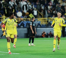 Ronaldo đón tuổi 40 bằng bàn thắng thứ 924