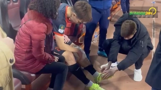 Mẹ Hoàng Đức lo lắng, xuống sân xem chấn thương của con trai