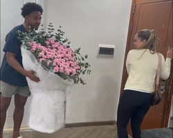 Xuân Son có hành động ngọt ngào với nửa kia