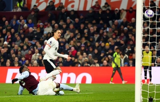 VIDEO: Arne Slot chê Darwin Nunez hành xử không tốt sau pha bỏ lỡ