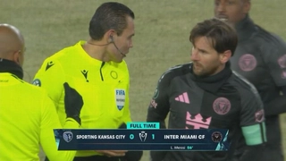 CONCACAF kỷ luật trọng tài xin chữ ký và áo đấu của Lionel Messi