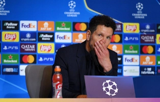 VIDEO: Diego Simeone phản ứng gay gắt với quả penalty bị từ chối của Julian Alvarez