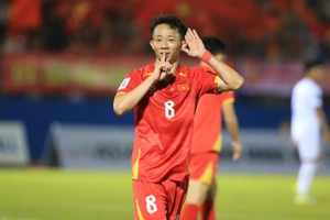 VIDEO: Châu Ngọc Quang tỏa sáng từ sự lúng túng của hàng thủ tuyển Lào