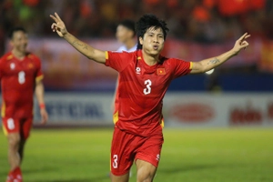 Xem lại pha làm bàn ngẫu hứng của hậu vệ Văn Vĩ vào lưới ĐT Lào