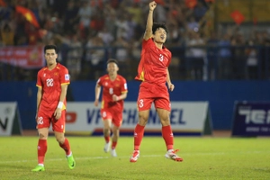 Văn Vĩ đi bóng đẳng cấp, lập cú đúp vào lưới Lào