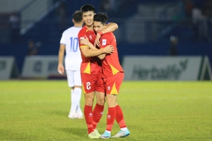 Hai Long làm bùng nổ cầu trường với siêu phẩm vào lưới Lào