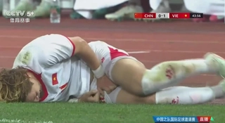 Sao U22 Trung Quốc bị lên án mạnh mẽ sau pha chơi xấu với Viktor Lê