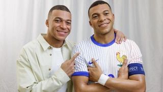 VIDEO: Mbappe bất ngờ trước tượng sáp đẹp trai giống y hệt mình