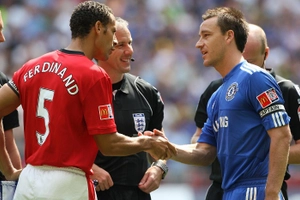 Tại sao John Terry và Rio Ferdinand trở thành kẻ thù của nhau?