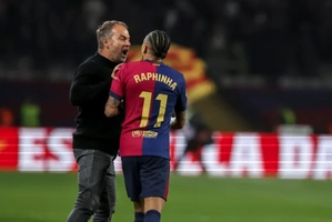 VIDEO: Raphinha xô xát với đồng đội và HLV Hansi Flick sau trận hòa Betis