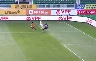 Thủ môn Bình Dương phạm sai lầm khó tin, biếu không bàn thắng cho HAGL