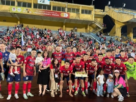 Quang Hải ẵm con xuống sân dự tiệc sinh nhật cùng Công An Hà Nội