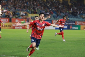 VIDEO: Phan Văn Đức xử lý đẳng cấp, 'xé lưới' Hải Phòng FC