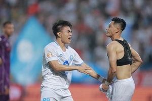 Cựu sao U23 Việt Nam cởi áo ăn mừng sau pha ghi bàn ấn tượng cho Nam Định