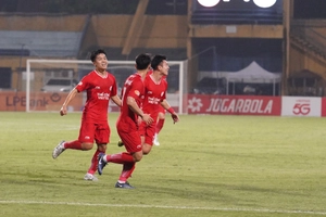 Hữu Thắng lập siêu phẩm hạ gục thủ thành Bùi Tiến Dũng