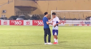 HLV Lê Đức Tuấn động viên học trò sau trận thua trắng 6 bàn