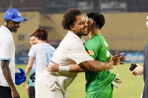 Xuân Son xuống sân ăn mừng cùng Nam Định sau trận thắng Hà Nội