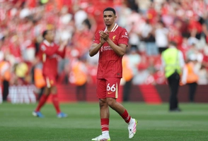 VIDEO: Arne Slot bảo vệ Alexander Arnold khi bị CĐV Liverpool la ó