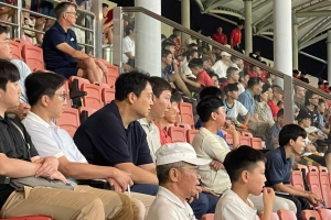 HLV Kim Sang Sik có hành động bất ngờ với Công Phượng