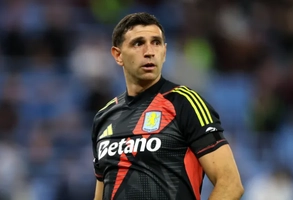 Tại sao Emiliano Martínez vẫn chưa có đội bóng mới hè này?