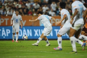 Tuấn Anh ghi bàn thắng đẹp mắt vào lưới đội bóng cũ HAGL