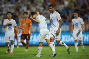 Văn Toàn không ăn mừng sau khi xé lưới HAGL