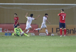 VIDEO: Nguyễn Filip bất lực trước pha dứt điểm hiểm hóc của Phạm Tuấn Hải