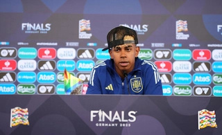 VIDEO: Guti chỉ trích Yamal vì đội mũ ngược khi tham gia phỏng vấn