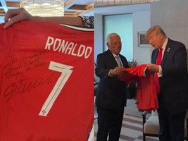 VIDEO: Cristiano Ronaldo gửi quà cho Tổng thống Mỹ Donald Trump kèm thông điệp đặc biệt