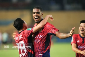 Video: Alan lập siêu phẩm ghi bàn ngoài vòng cấm vào lưới SLNA