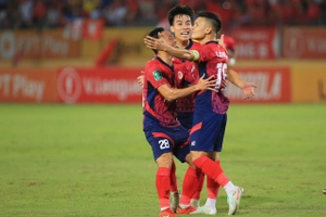 Quang Hải tung chân trái điệu nghệ, CLB CAHN có bàn thắng may mắn