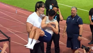 Võ sĩ MMA bế Son Heung-min như một đứa trẻ