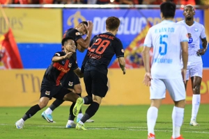 Hoàng Đức ghi tuyệt phẩm cháy lưới ĐKVĐ V.League