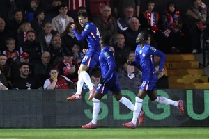 Tại sao 2 năm qua áo đấu Chelsea không có nhà tài trợ?