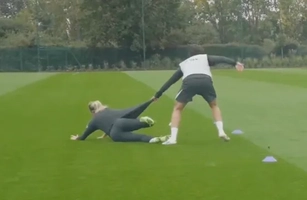 Quái thú Diego Costa quật ngã cầu thủ nữ của Chelsea